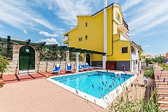 Fortuna : with swimming pool