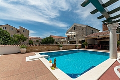 Fortuna : with swimming pool