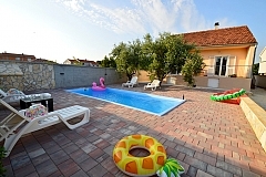 Tina : villa with a pool