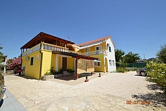 Jela: 2 apartments