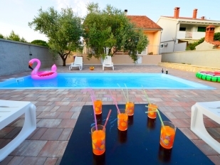 location Tina : villa with a pool