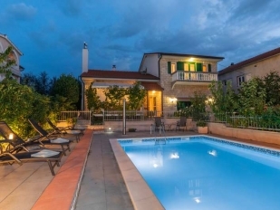 location Slavica : villa avec piscine